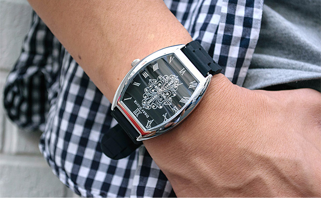 腕時計 ブレスウォッチ ラバーブレス Deep Zone トノーフェイス ジルコニア シルバーフェイス リリィコンチョ 専用ボックスあり